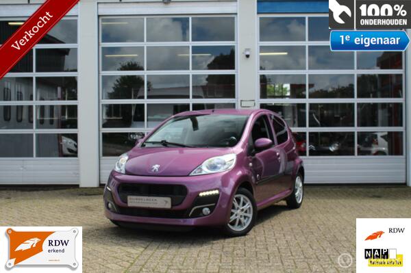 Peugeot 107 1.0-12V 5-Deurs Facelift Envy-Sport-Exclusive Ledverlichting Airconditioning Bluetooth Handsfree Tel.Carkit & Media Interface Centrale Deurvergr. Elek.Ramen Stuurbekr. Lederstuur Toerenteller Zwart Interieur Dubbele Speakers *Verkocht*
