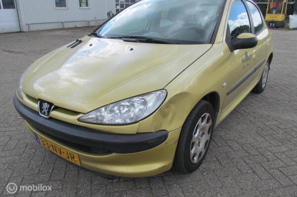 Peugeot 206 1.4 benzine automaat met MAP en airco ,5 deurs