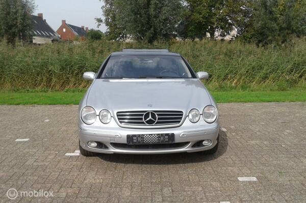 Zeer mooie in twee kleurige CL 600 met slechts 89000 km . Dak is gewrapt kan dus verwijdert worden.