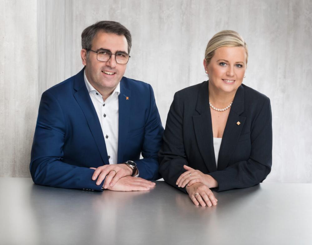 Zwei Personen am Podium