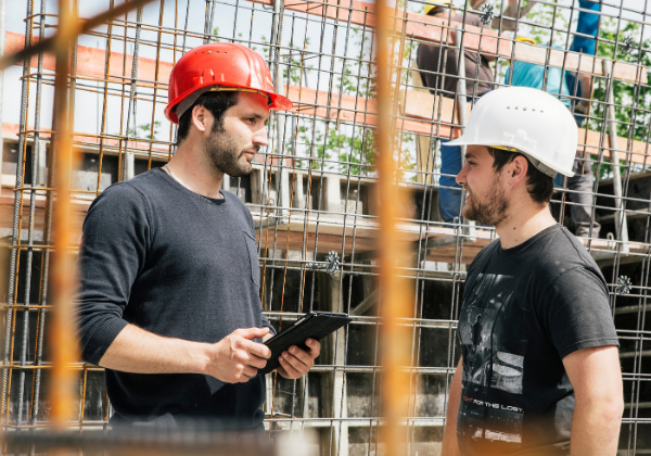 Zwei Männer auf einer Baustelle