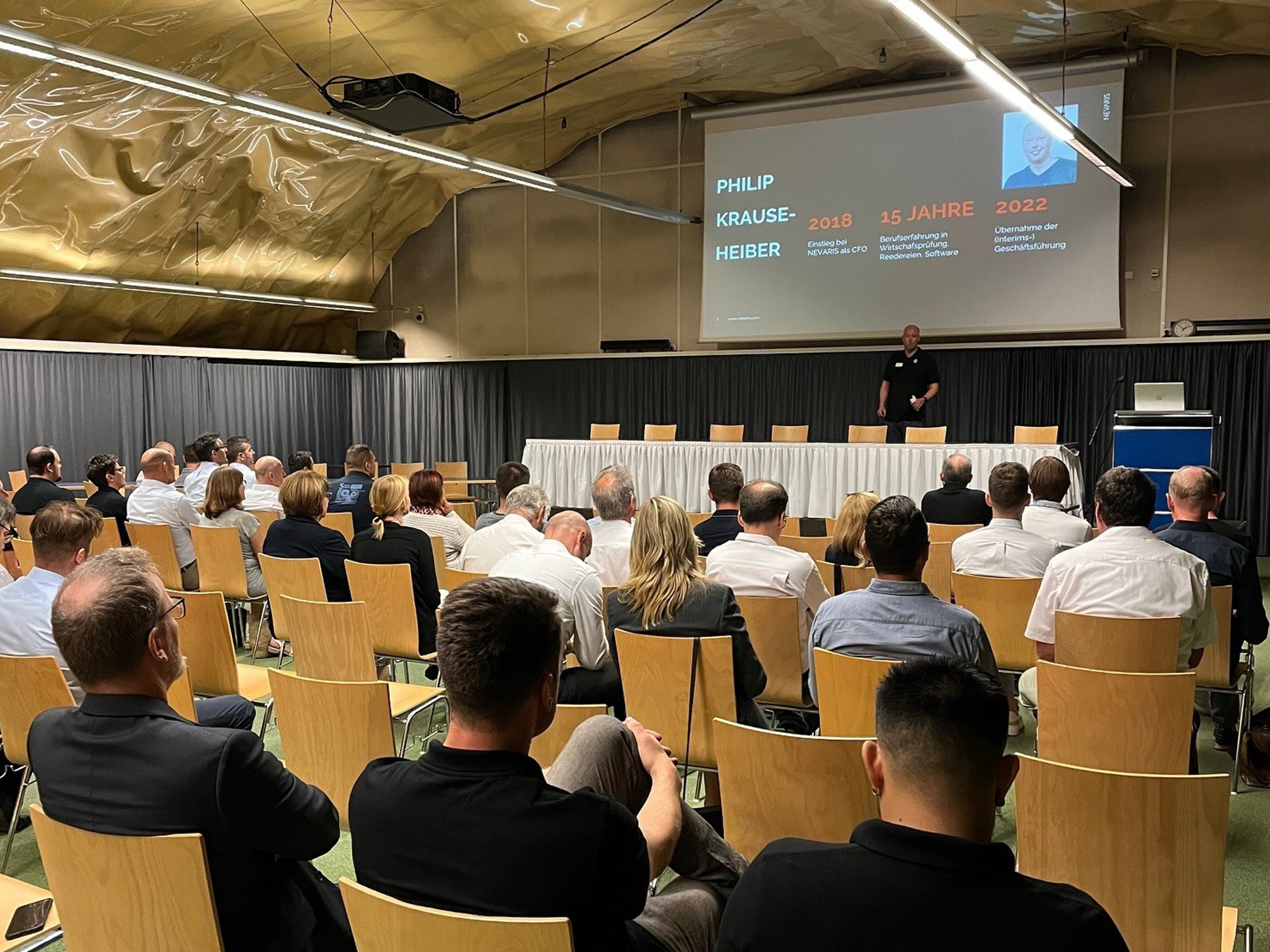 Vortrag mit Mensch auf der Bühne