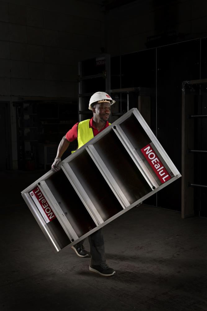 Mann trägt Schalbrett