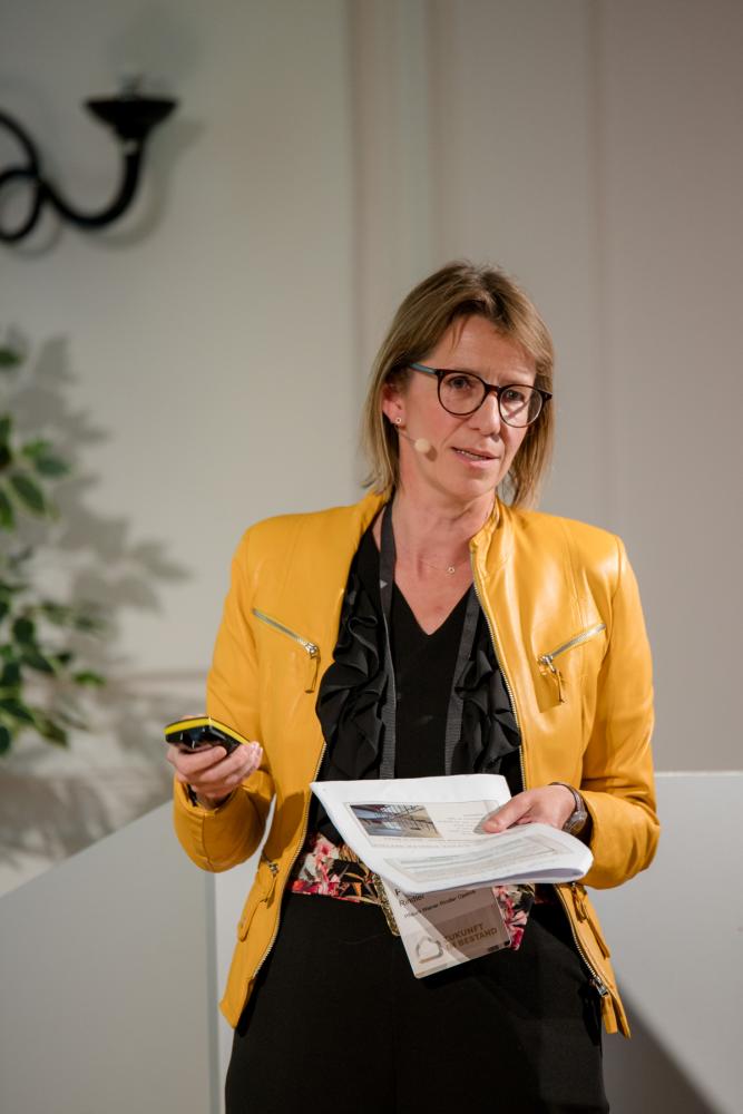 Frau auf der bühne