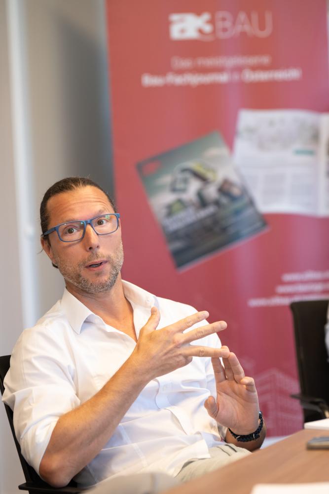 Mann spricht mit Händen