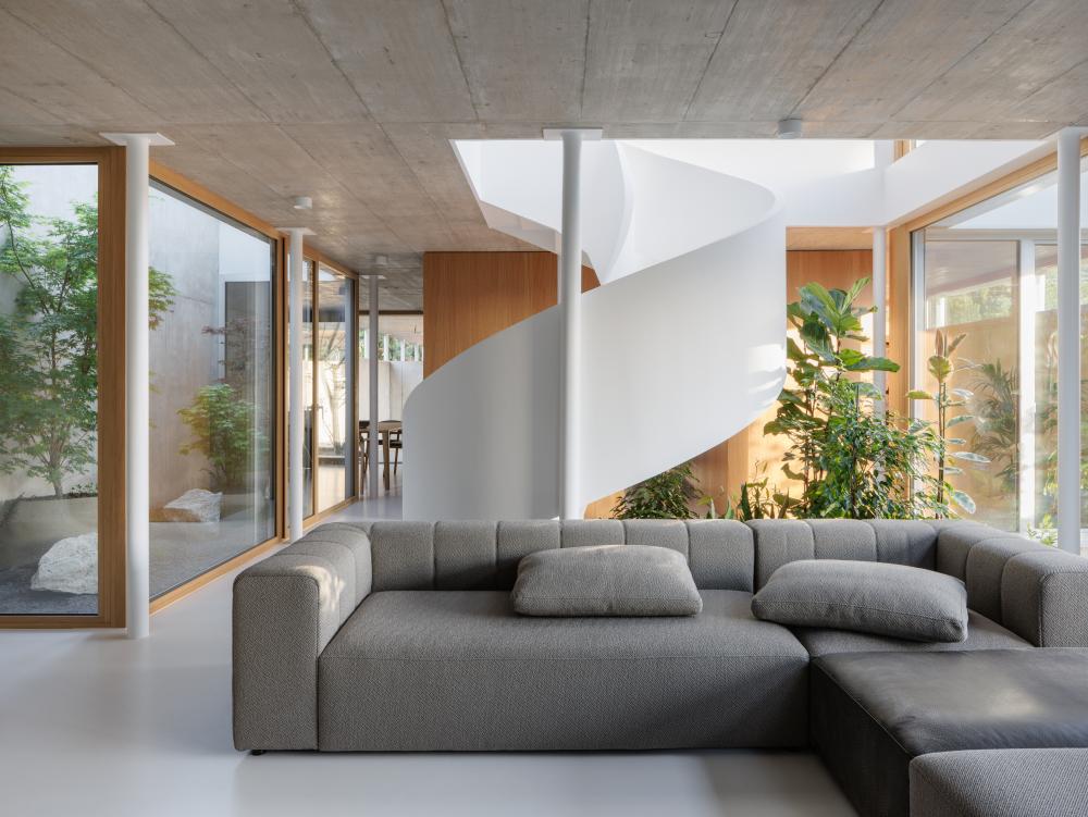 Gewinner Privatbereich „Haus mit Ring“ – Innenraum mit klaren Linien und offene Blickachsen