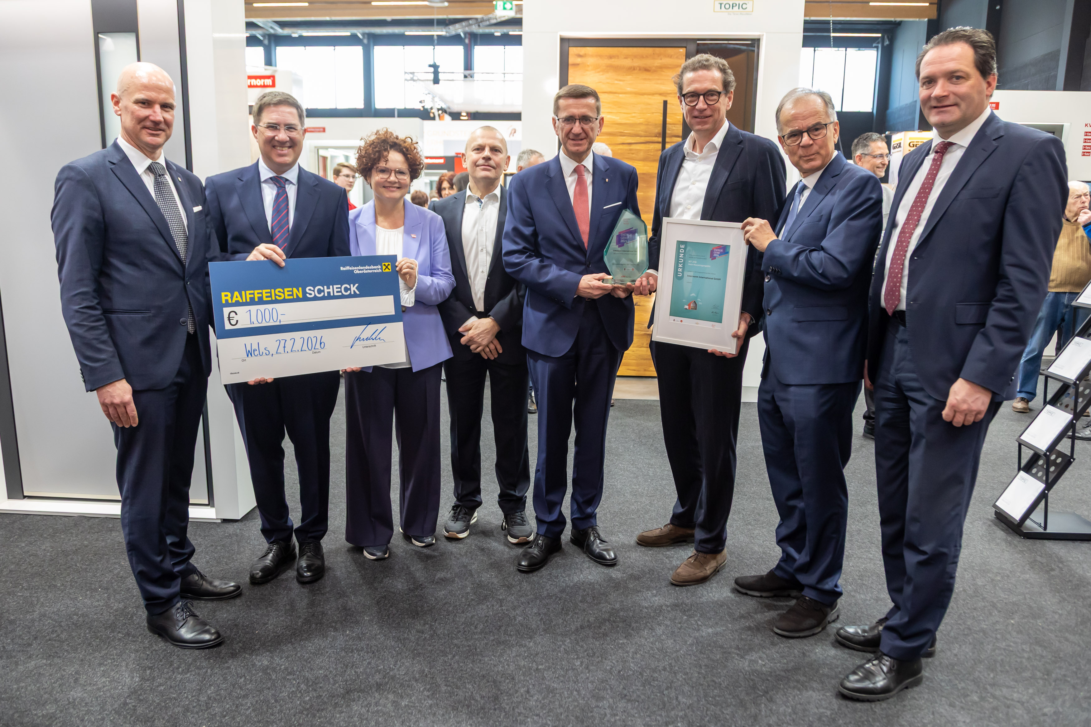 Gruppe von Menschen wird ausgezeichnet