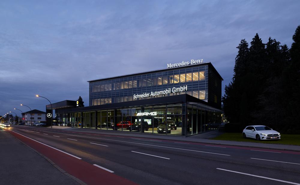 Autohaus in der Nacht