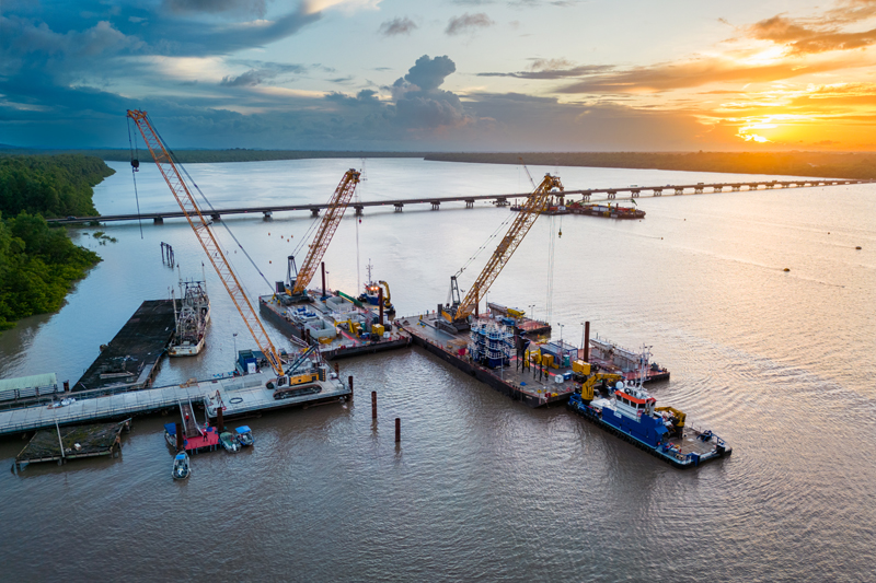 Baumaschinen am Wasser