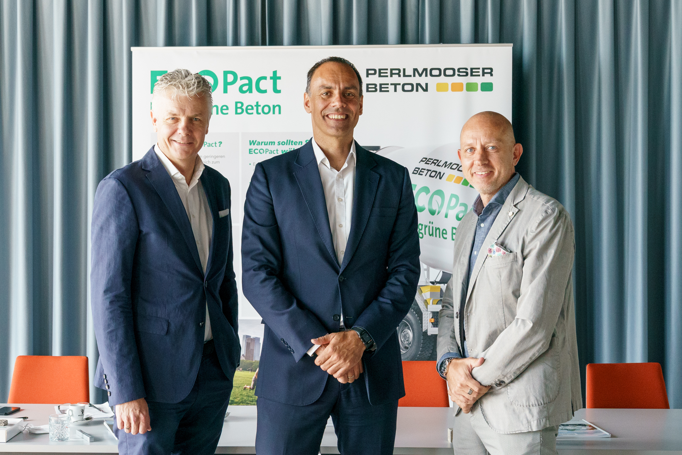 Drei Männer am Podium