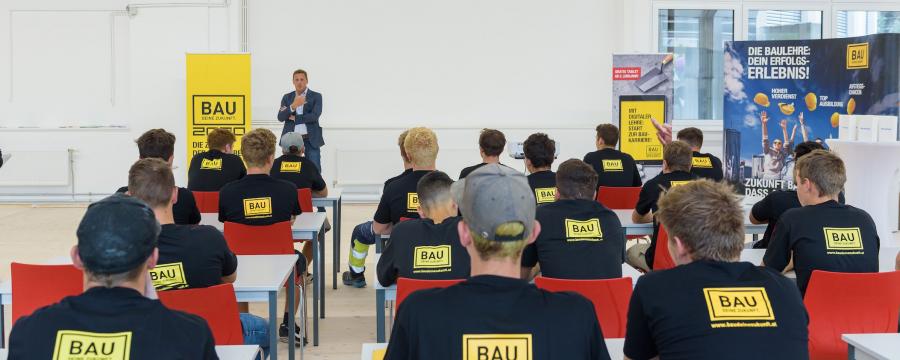 Lehrlinge hören einen Bau-Vortrag