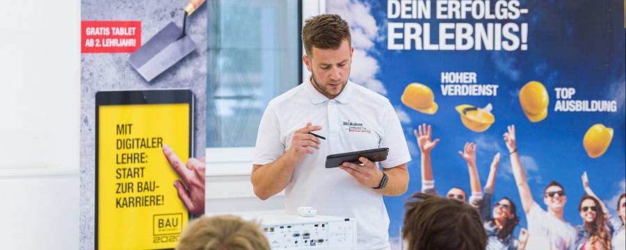 Baulehrlinge auf einer Schulung