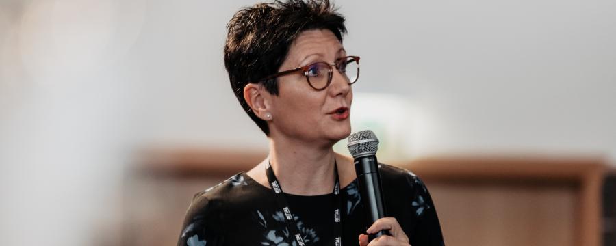 Sandra Bauernfeind spricht auf den Bautagen