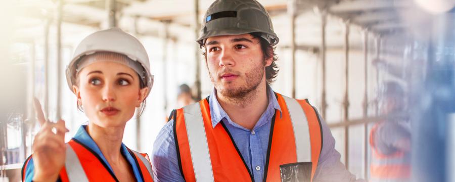 Junge Arbeiter auf der BIM Baustelle