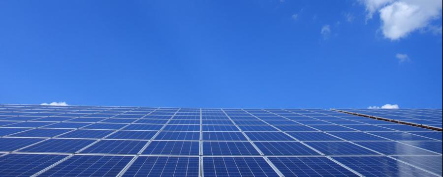 Solaranlage und Himmel