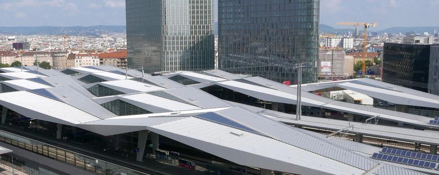 The Icon Vienna mit dem Wiener Hauptbahnhof