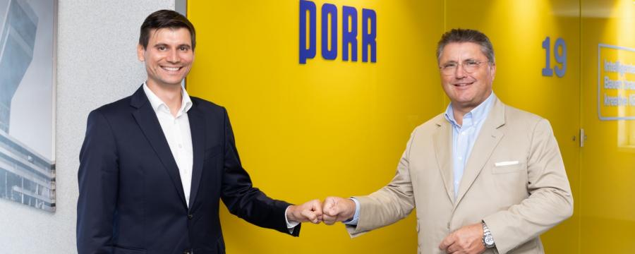 Zwei Männer besiegeln die Partnerschaft
