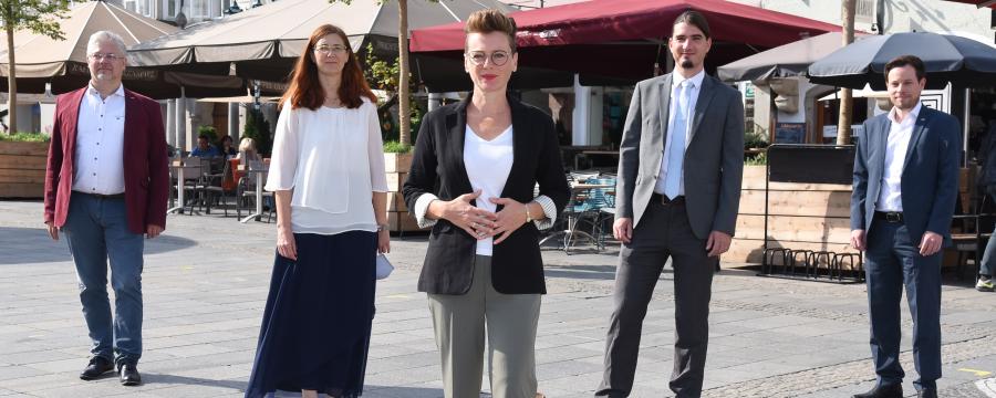 Menschen auf einem Marktplatz