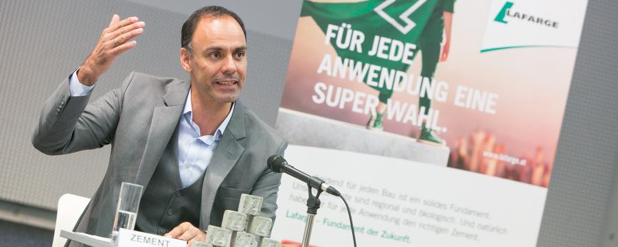 Lafarge-CEO bei Pressekonferenz
