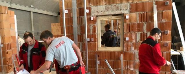 Arbeiter an einer Fassade