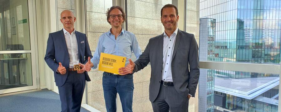 Drei Männer in einem Bürohaus