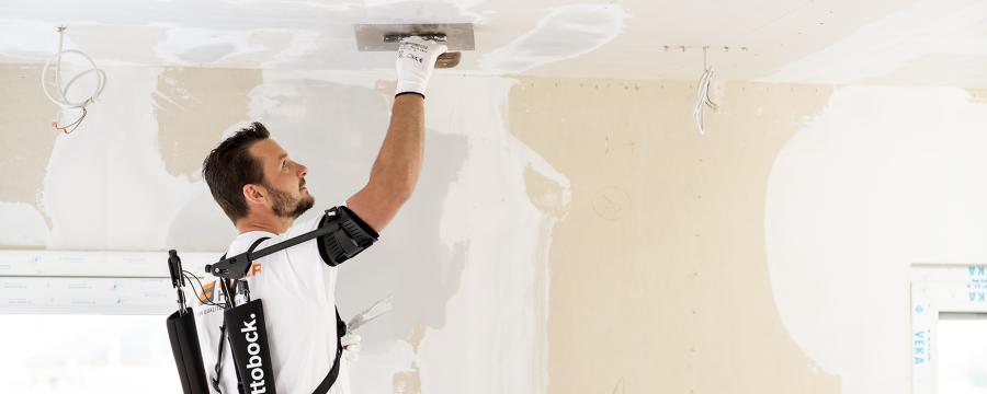 Mann arbeitet an der Decke