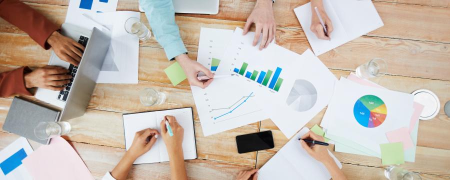 Viele Menschen arbeiten mit Charts