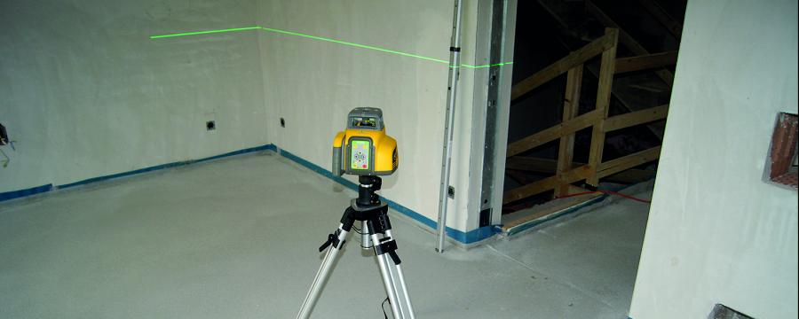 Vermessungsgerät auf Baustelle