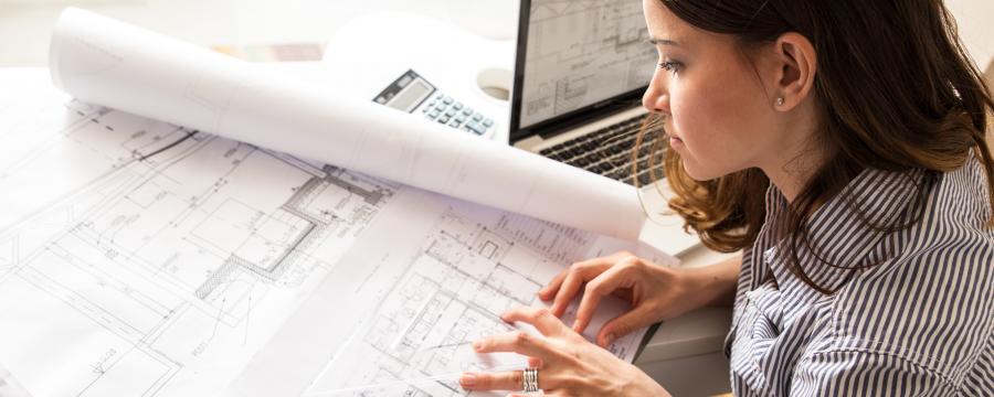 Junge Architektin über Bauplänen