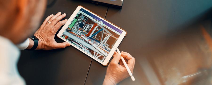 Mann schaut auf Tablet