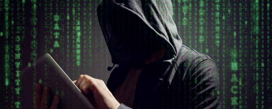 Mann in Kapuzensweater vor Datenwand