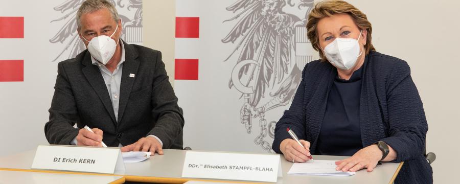 Zwei Menschen vor dem Rollup der Ziviltechnikerkammer