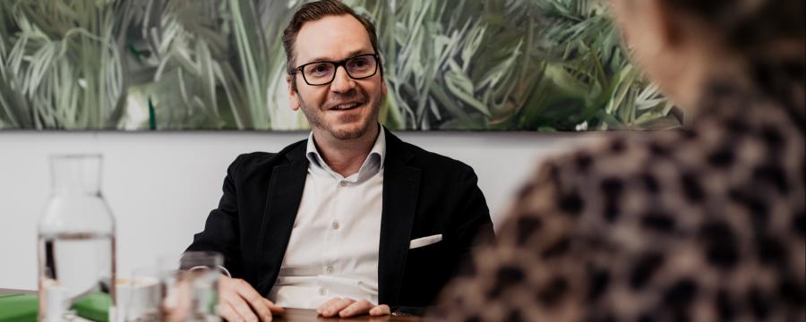 Roland Schmid in Interviewsituation