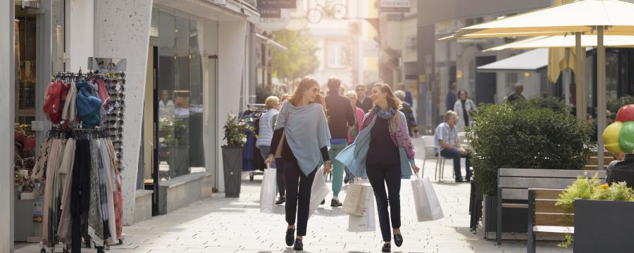 Zwei Frauen beim Shoppen