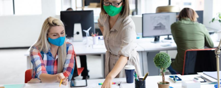 Menschen im Büro mit Maske
