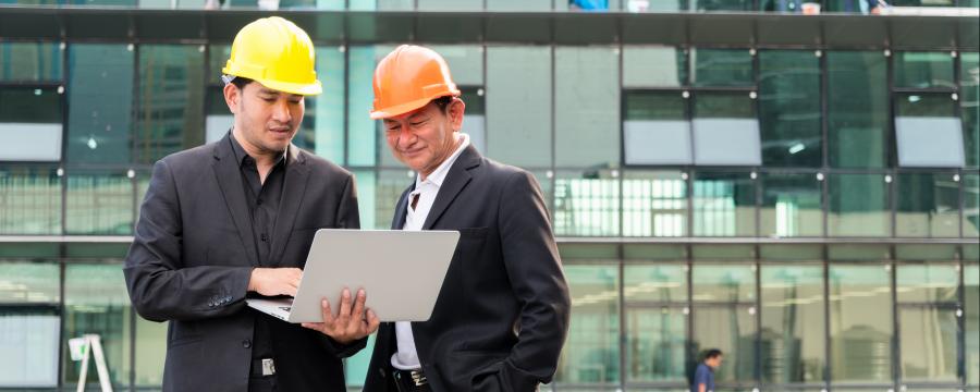 Zwei Chinesen vor Bürogebäude