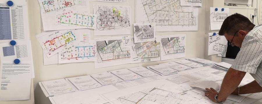 Mann bei der Projektplanung