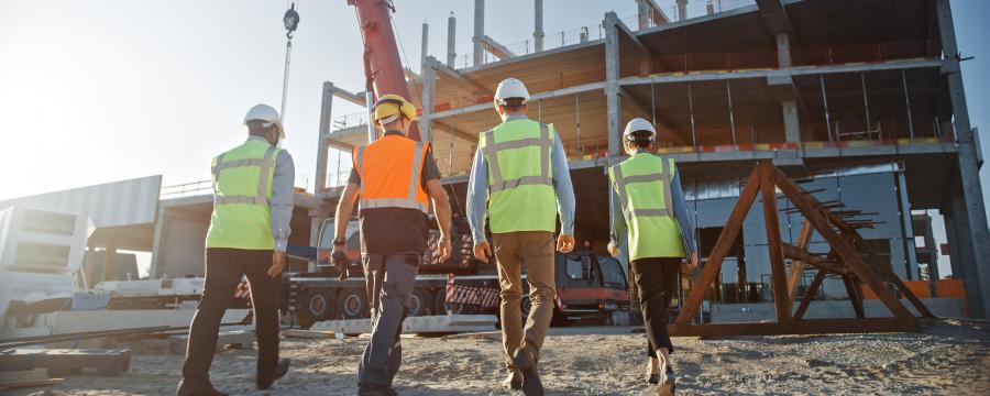 Menschen auf einer Baustelle