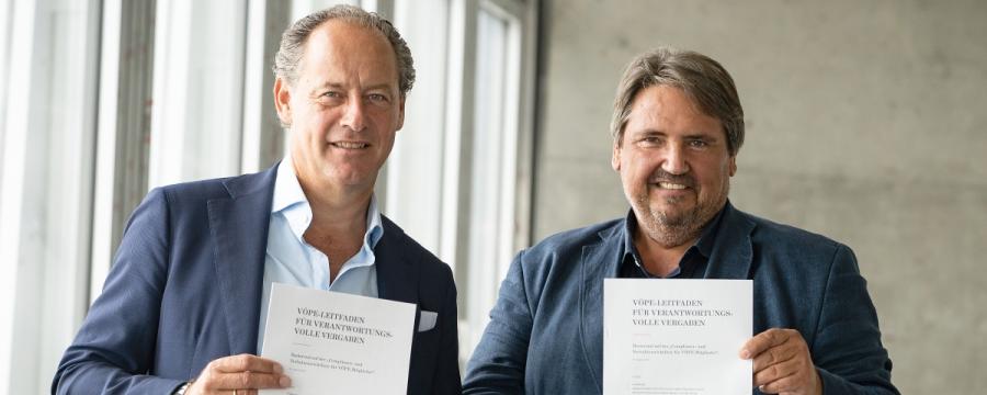 Zwei Männer mit Leitfaden in der Hand