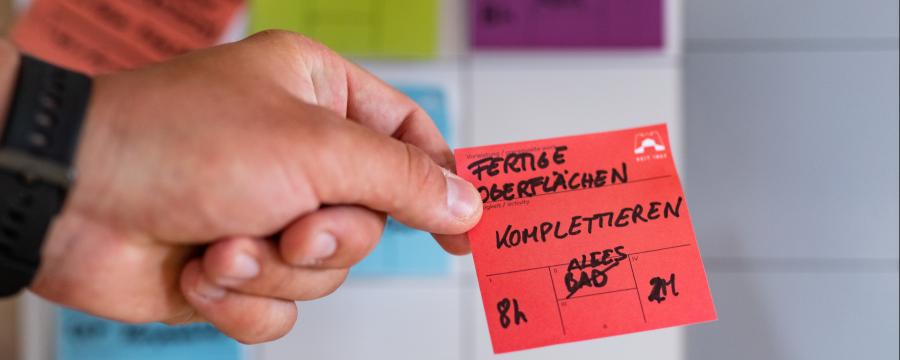 Post its auf Pinnwand