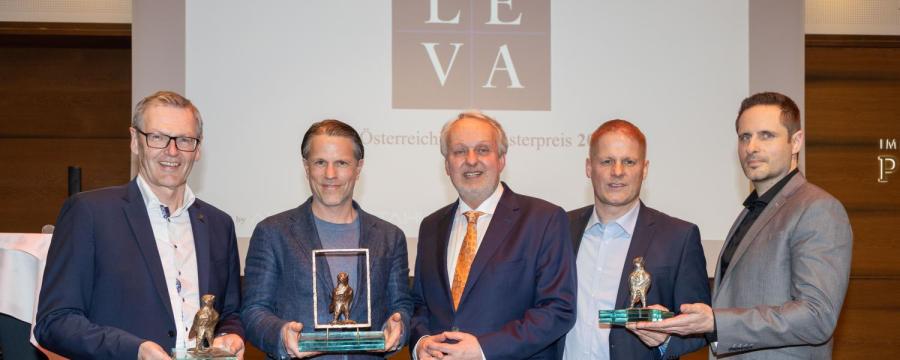 Gewinner des LEVA Awards 2024 mit Trophäe in der Hand