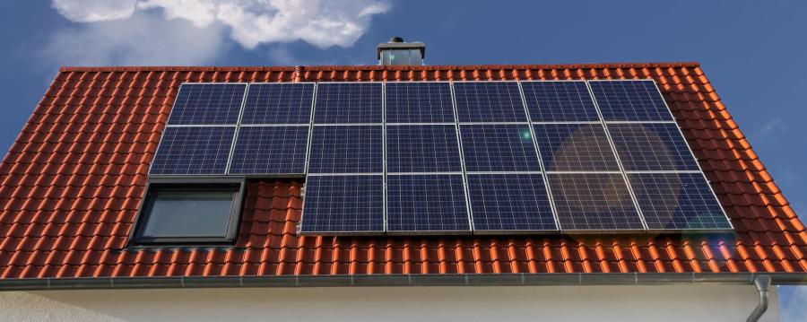 Dach eines Einfamilienhauses mit Photovoltaikanlage