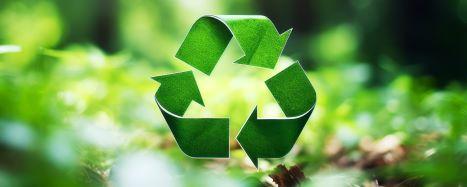 Recyclingsymbol mit grünem Hintergrund