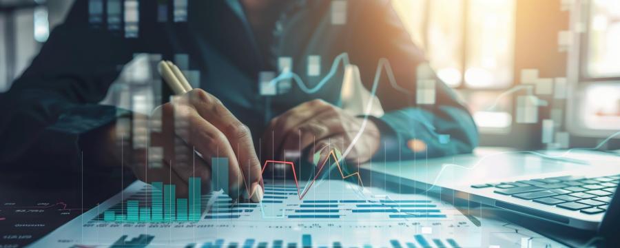 Hände, auf Blatt mit Grafiken