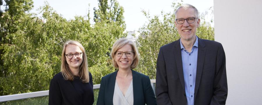 Nicole Kirchberger vom Klima- und Energiefonds präsentierte gemeinsam mit Klimaschutzministerin Leonore Gewessler und GF Helmut Schöberl die Grauwasseranlage im Altbau
