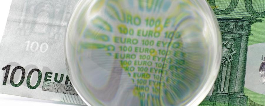 Hundert Euro Schein mit Lupe