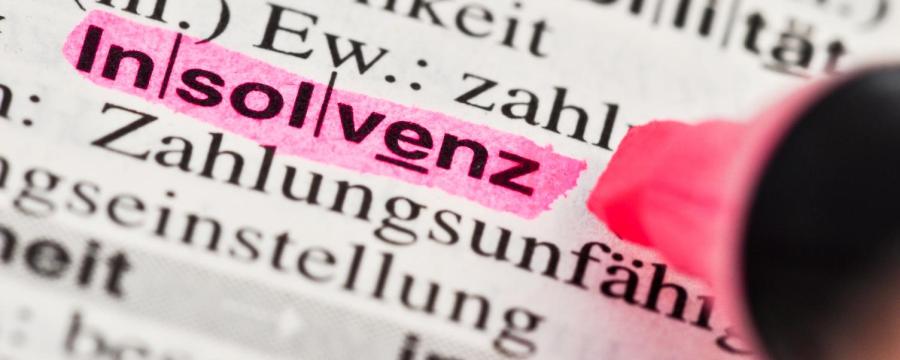 Das Wort Insolvenz mit Leuchtstift hervorgehoben.