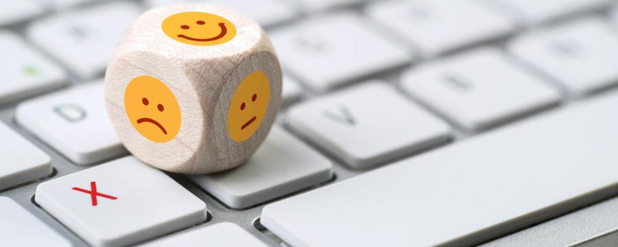 Tastatur und Würfel mit verschiedenen Emojis