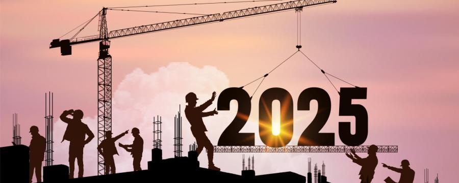 Bauszene mit Kran und Arbeitern im Morgenrot und die Zahl 2025