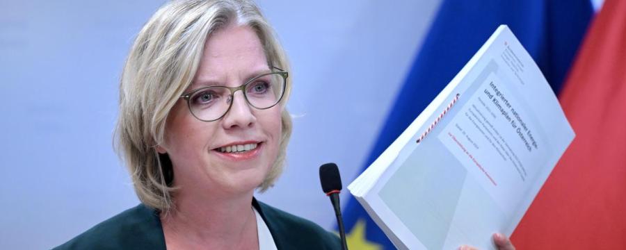 Gewessler mit Buch (Klimaplan)